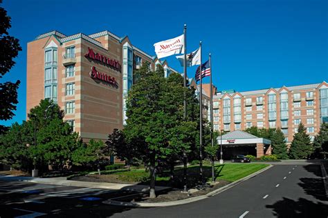 Marriott downers grove - The deal breaks down to around $57,000 per room. Seller Host Hotels & Resorts — a publicly traded real estate investment trust that bills itself as the largest …